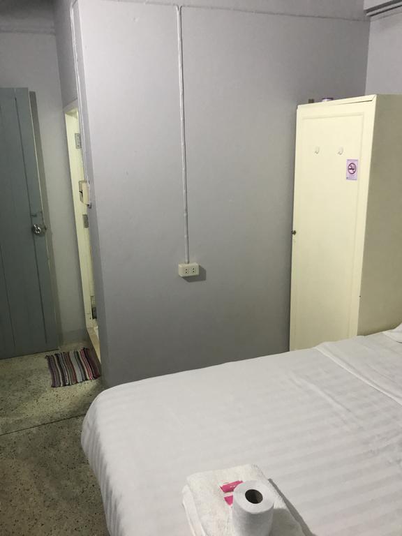Wisma tamu Scandalic Bar And *